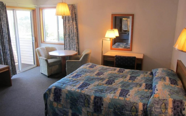 photo 3 of Newport City Center Motel
