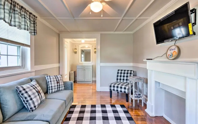 photo 4 of Newport House < 3 Mi to Beaches & Bowens Wharf!