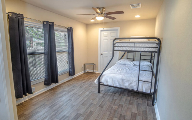 photo 3 of Nice 3br/2ba Near Downtown 2 min At&t Center