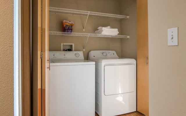 photo 2 of North Loop 1 BR Apt by Frontdesk