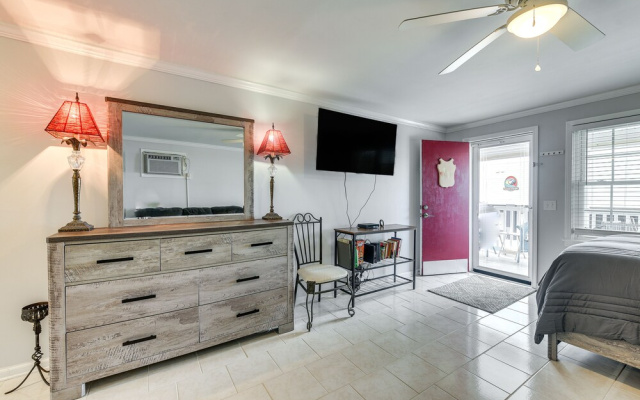 photo 2 of North Myrtle Beach Studio w/ Pool: Walk to Shore!