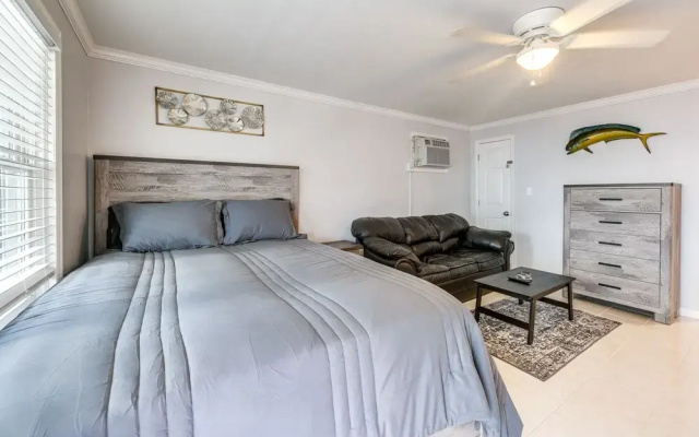 photo 3 of North Myrtle Beach Studio w/ Pool: Walk to Shore!