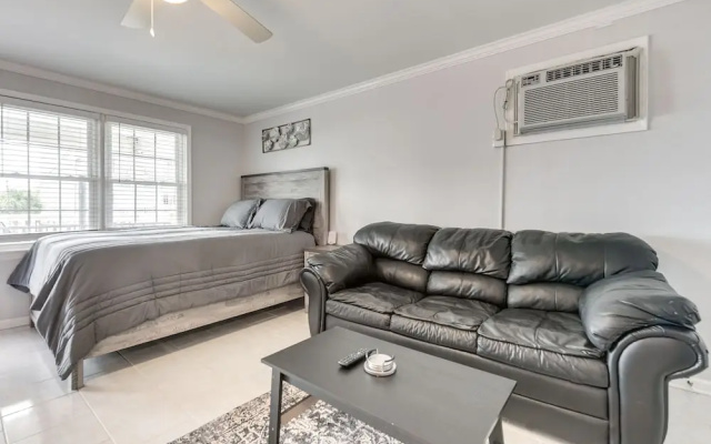 photo 5 of North Myrtle Beach Studio w/ Pool: Walk to Shore!