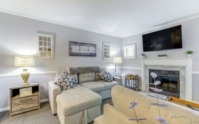photo 3 of Norwich Vacation Rental w/ Golf Course Views!