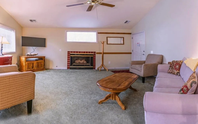 photo 4 of Oak Hideaway Cottage- 1.5 Blocks to OSF