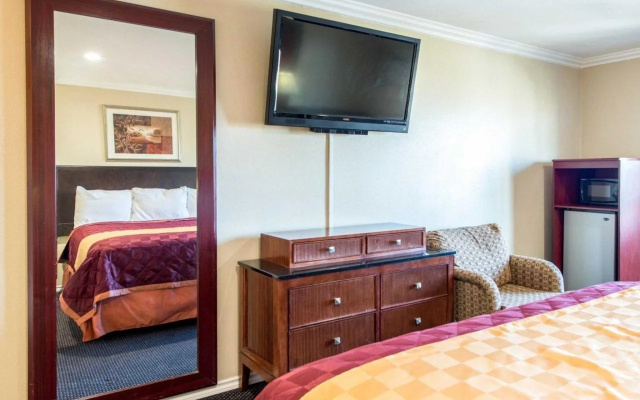 photo 3 of Rodeway Inn Encino