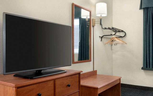 photo 2 of Travelodge by Wyndham Clinton Valley West Court