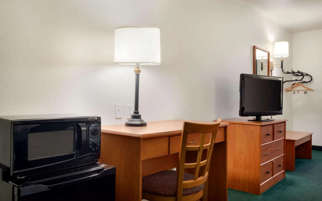 photo 4 of Travelodge by Wyndham Clinton Valley West Court