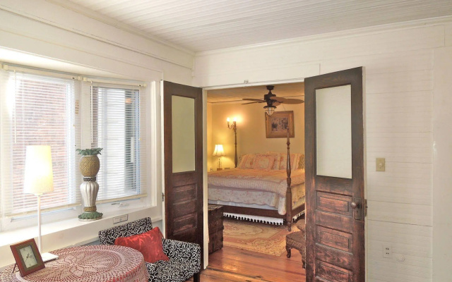 photo 2 of Oakland Cottage Bed & Breakfast