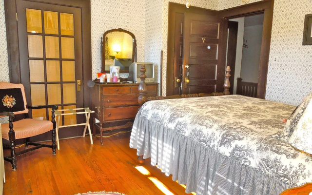 photo 3 of Oakland Cottage Bed & Breakfast
