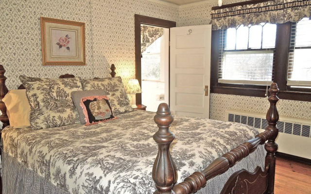 photo 5 of Oakland Cottage Bed & Breakfast