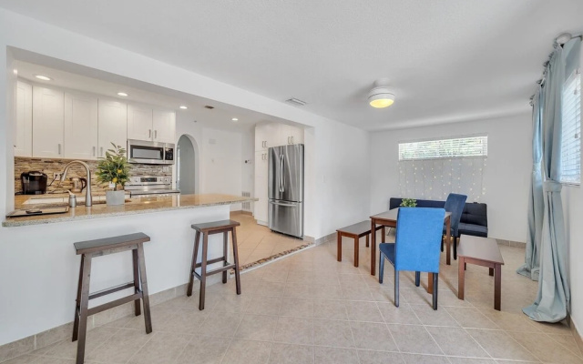 photo 4 of Oakland Park Fl Home Fun In Paradise And Close To Beaches 3 Bedroom Home by Redawning