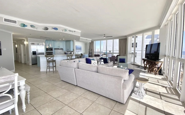 photo 4 of Oceania 6 4 Bedroom Condo by Redawning