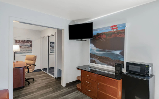 photo 4 of Oceanside Inn & Suites, a Days Inn by Wyndham