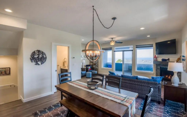 photo 5 of Oceanview Townhome - Pet Friendly - Sleeps 6 - King