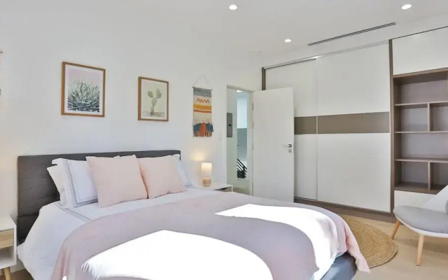 photo 2 of Spacious 5 Bedroom West Hollywood Home With Pool
