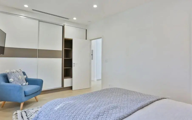 photo 3 of Spacious 5 Bedroom West Hollywood Home With Pool