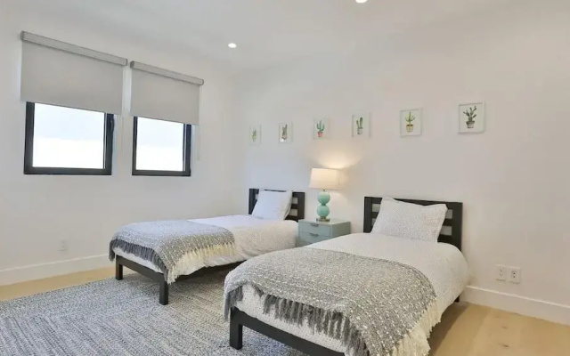 photo 4 of Spacious 5 Bedroom West Hollywood Home With Pool