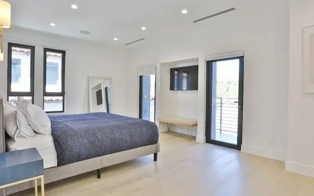 photo 5 of Spacious 5 Bedroom West Hollywood Home With Pool
