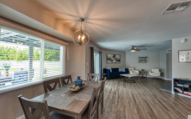 photo 4 of 3BR Sleeps 8 Pool Putting Green BQQ Large Island!