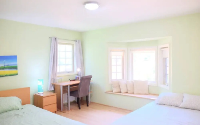 photo 2 of Charming Single Level 4 Bedrooms Gresham Home Near Pdx, Edgefield and Mt Hood
