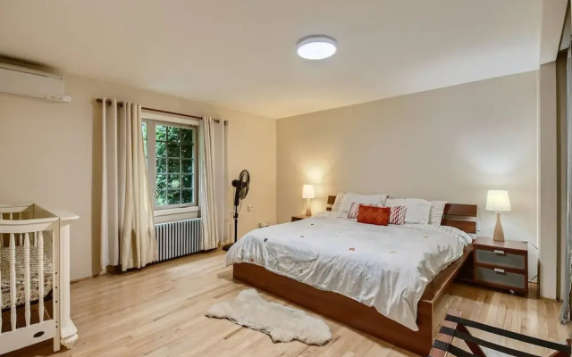 photo 3 of Charming Single Level 4 Bedrooms Gresham Home Near Pdx, Edgefield and Mt Hood