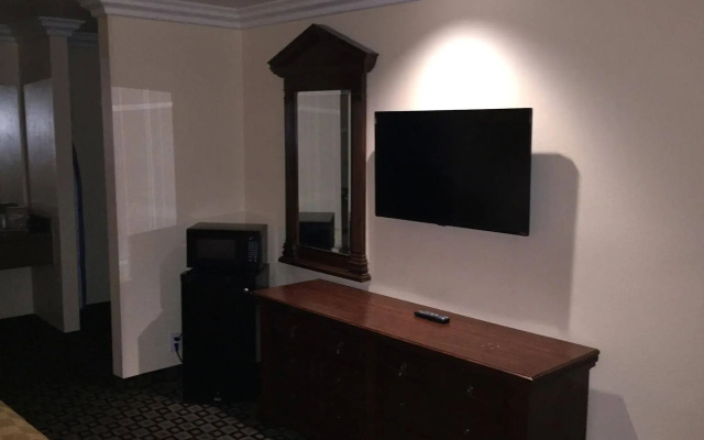 photo 5 of Ontario Inn & Suites