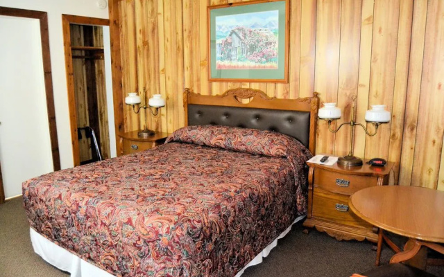 photo 3 of Ontario Inn
