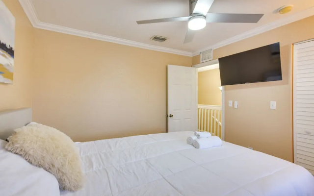 photo 2 of 5 Mi to Hard Rock Stadium! Townhome w/ Games