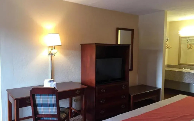 photo 2 of Motel 6 Opelika, AL