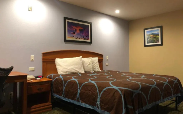 photo 4 of Orange Tustin Inn