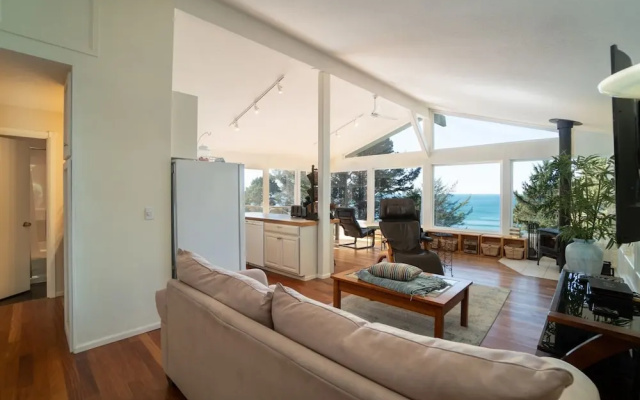 photo 5 of Otter Rock Hideaway 3 Bedroom Home