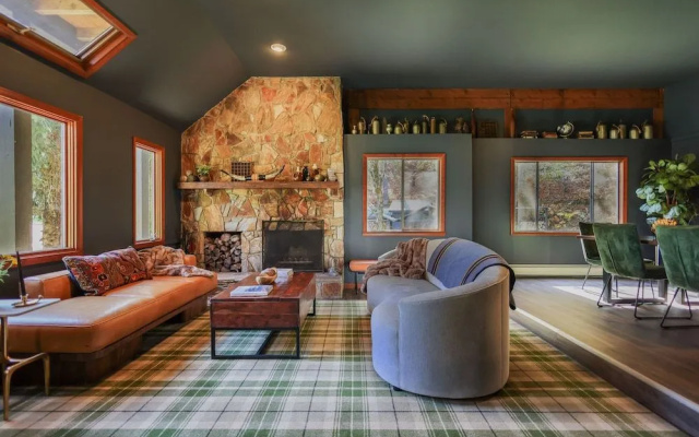 photo 2 of Outland Chalet & Suites Great Smoky Mountains