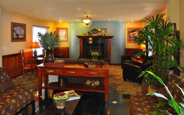 photo 2 of Oxford Suites Portland - Jantzen Beach