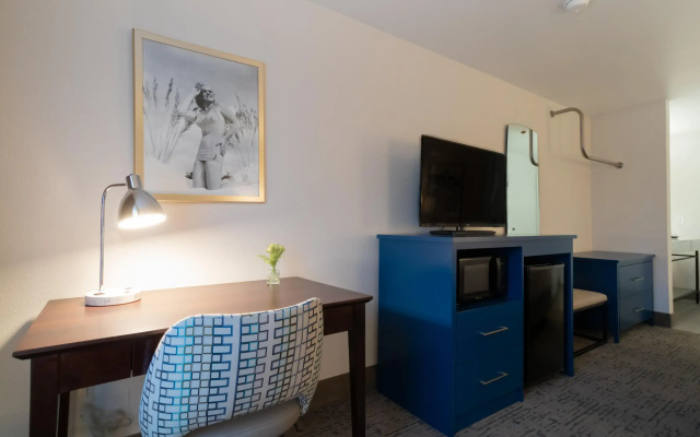 photo 4 of Oxford Suites Portland - Jantzen Beach