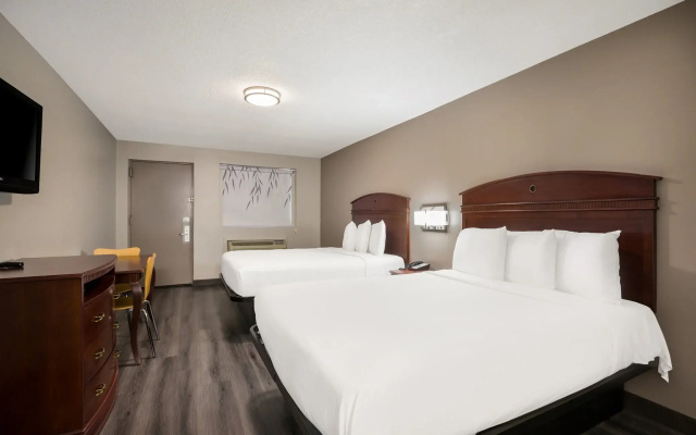 photo 2 of OYO Hotel Edison NJ Route 1