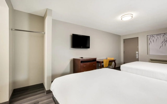 photo 3 of OYO Hotel Edison NJ Route 1