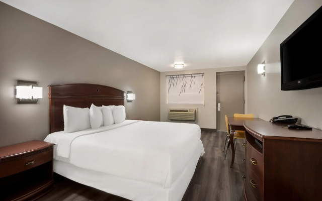 photo 5 of OYO Hotel Edison NJ Route 1
