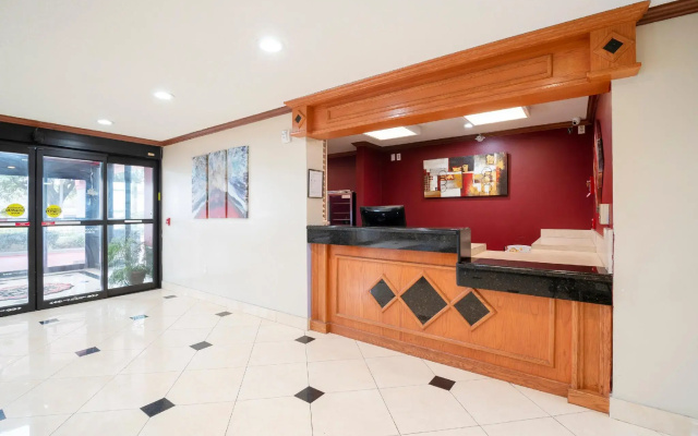 photo 2 of OYO Townhouse Houston Airport North