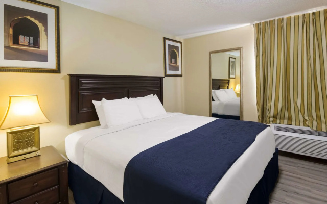photo 4 of OYO Townhouse Houston Airport North