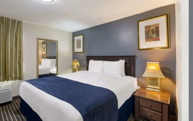 photo 5 of OYO Townhouse Houston Airport North