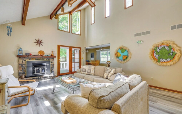 photo 4 of Ozark Mountain View Retreat w/ Hot Tub!