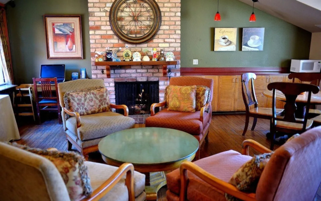 photo 2 of Pacific Gardens Inn