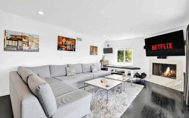 photo 4 of Pacific View by Avantstay Original Artist's Home