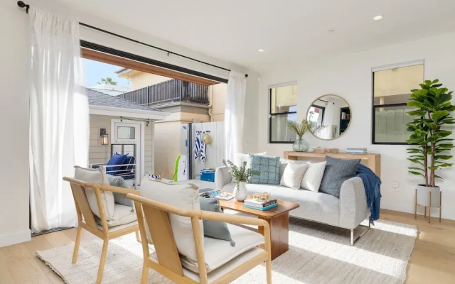 photo 2 of Pacific Villa by Avantstay Steps From Beach Luxurious Modern Indoor-outdoor Living