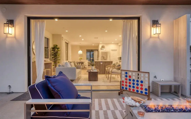 photo 3 of Pacific Villa by Avantstay Steps From Beach Luxurious Modern Indoor-outdoor Living