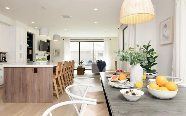 photo 4 of Pacific Villa by Avantstay Steps From Beach Luxurious Modern Indoor-outdoor Living