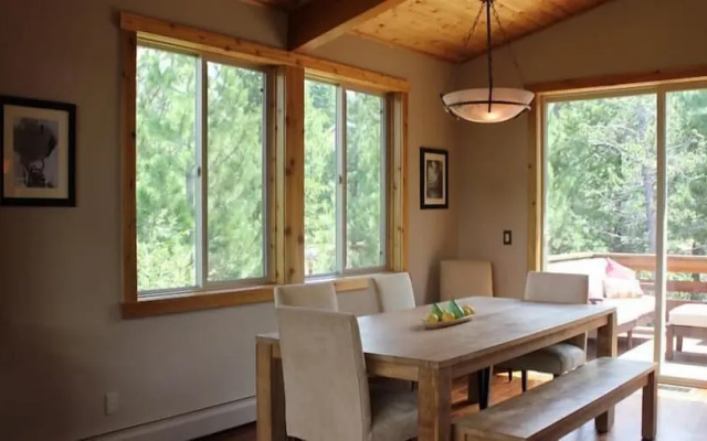 photo 5 of Pacula 4 Bedroom Holiday Home By Tahoe Truckee