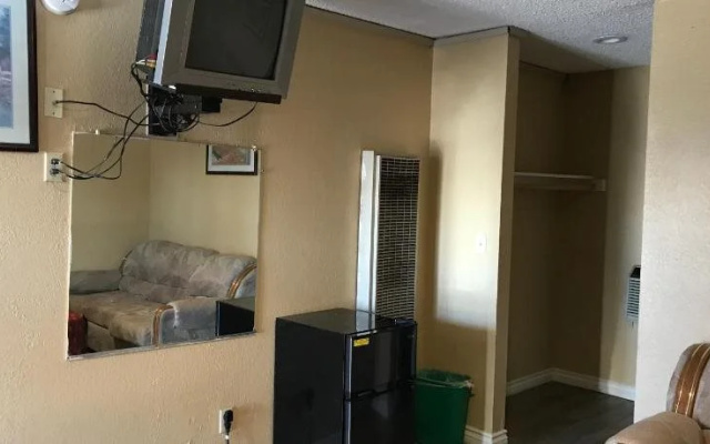 photo 5 of Pala Motel