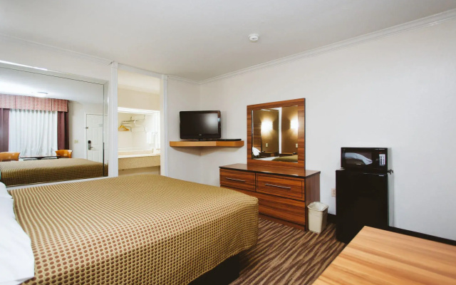 photo 4 of Palace Inn Wayside